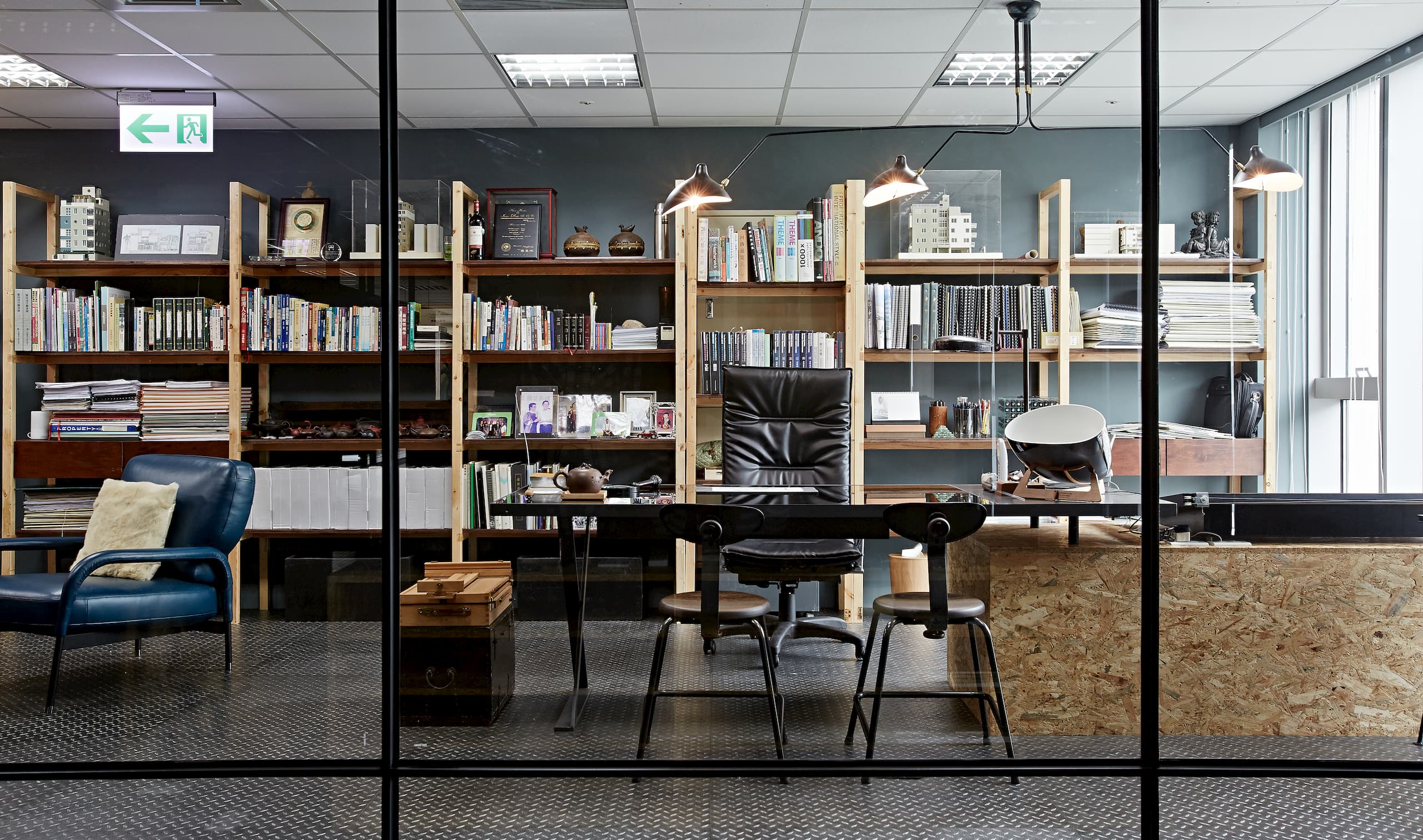 主管辦公室選用玻璃隔間設計，創造空間輕透層次感，捨棄陳舊冰冷的隔間，拉近職級距離。