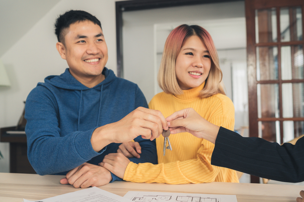 happy-young-asian-couple-realtor-agent