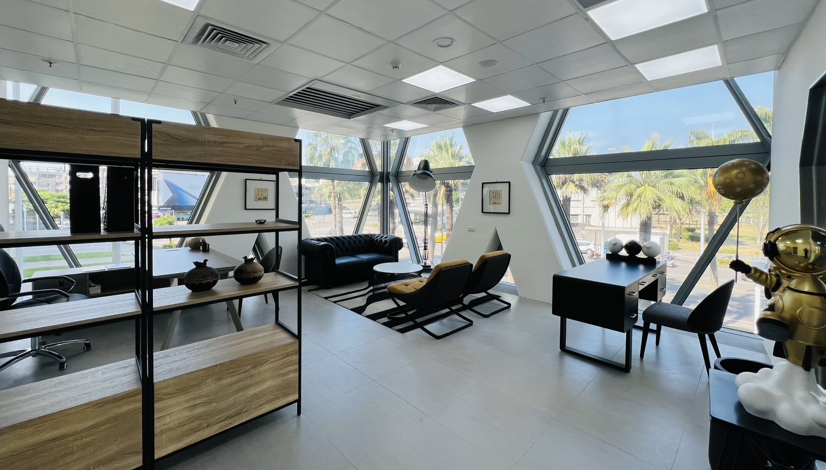 透過長虹玻璃隔間，保留光線的流動讓空間更顯寬敞明亮