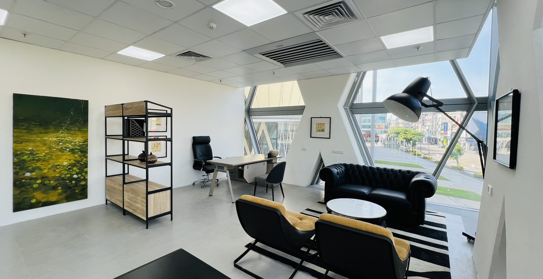 透過長虹玻璃隔間，保留光線的流動讓空間更顯寬敞明亮