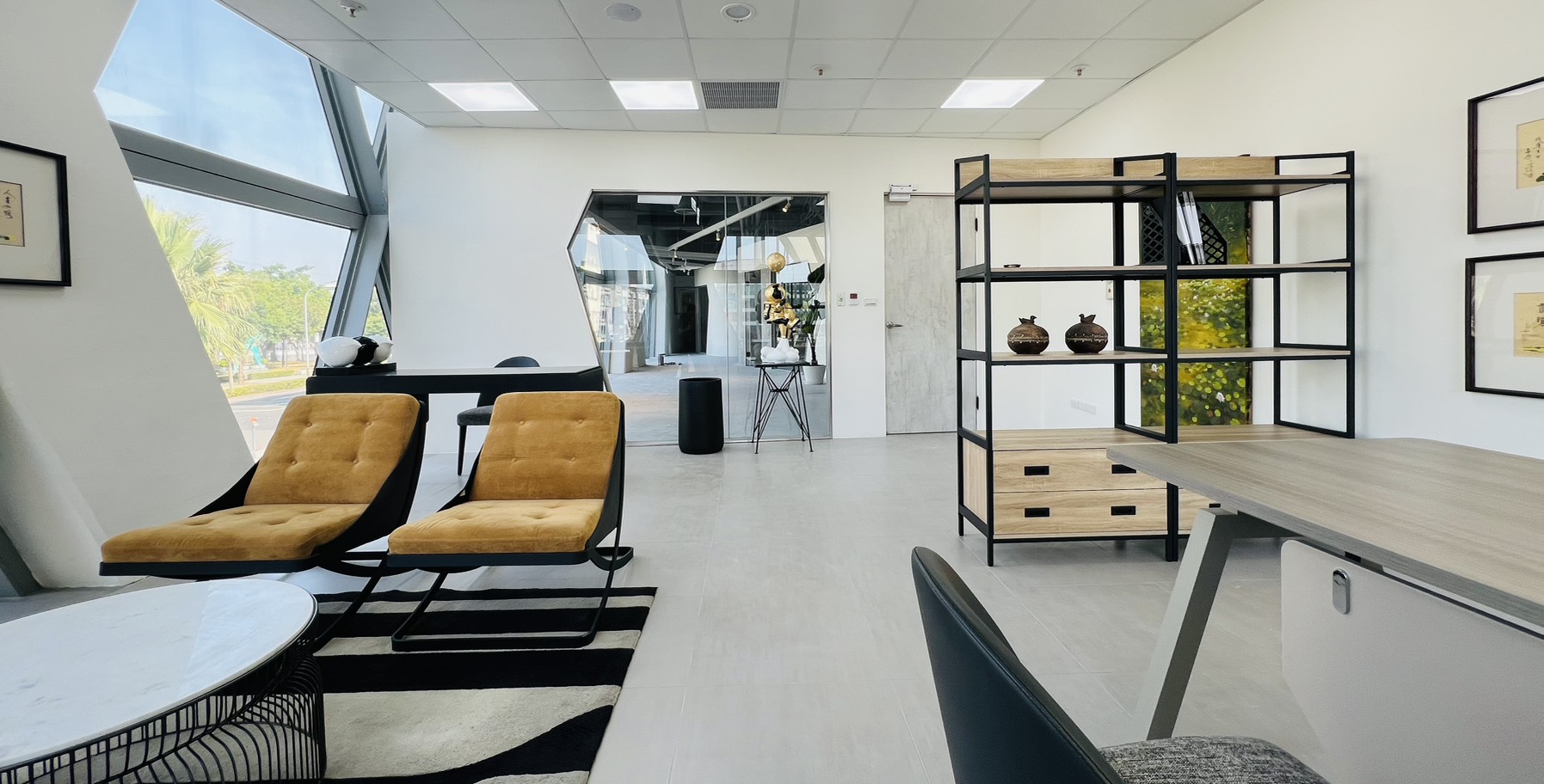 透過長虹玻璃隔間，保留光線的流動讓空間更顯寬敞明亮